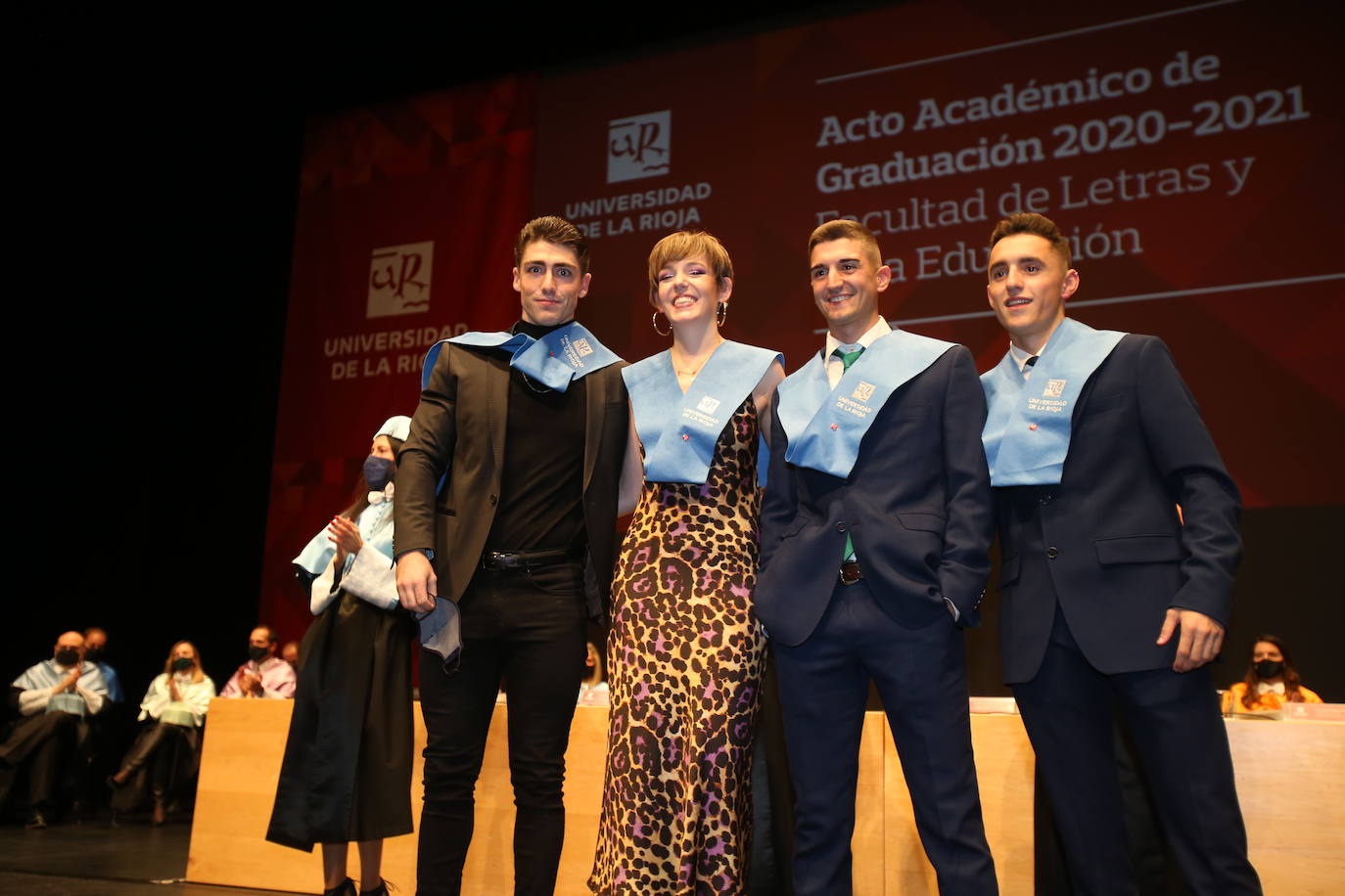 Alumnos de la Universidad de La Rioja de la tercera entrega de diplomas de los cinco grados de la Facultad de Letras y de la Educación