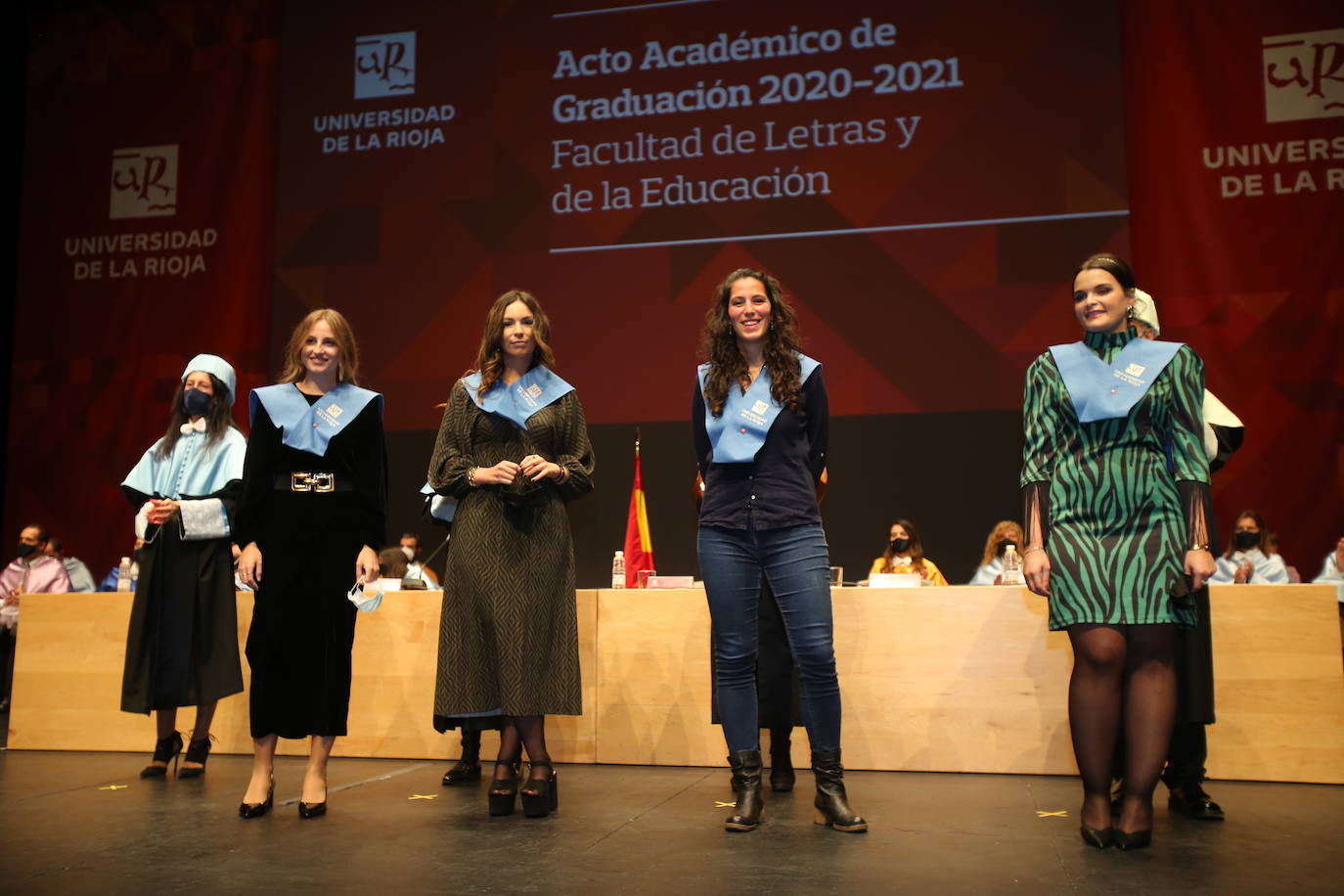 Alumnos de la Universidad de La Rioja de la tercera entrega de diplomas de los cinco grados de la Facultad de Letras y de la Educación