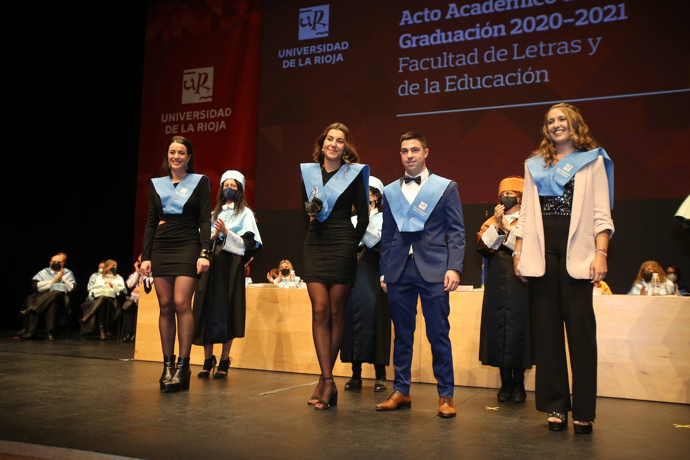 Alumnos de la Universidad de La Rioja de la tercera entrega de diplomas de los cinco grados de la Facultad de Letras y de la Educación