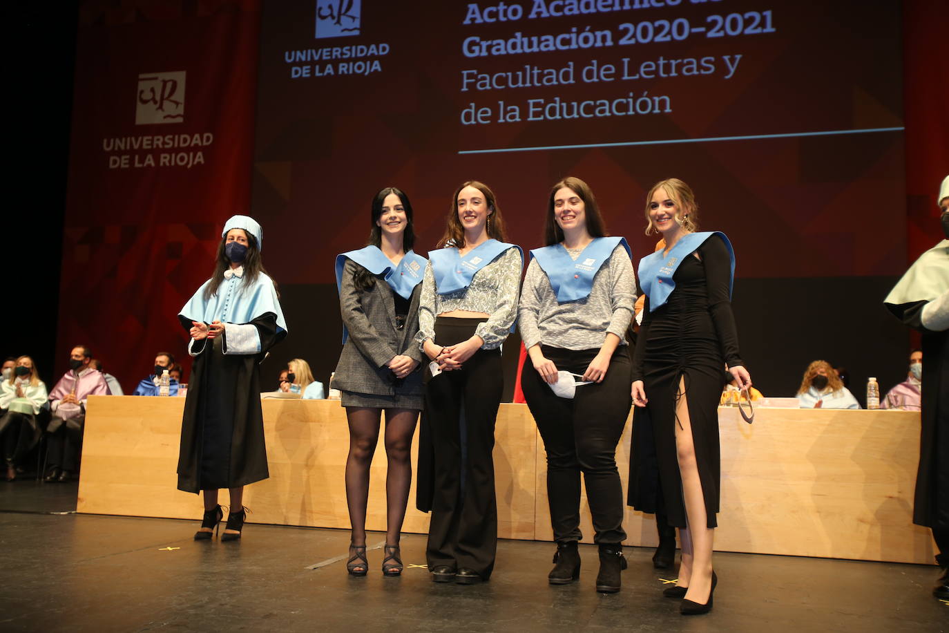 Alumnos de la Universidad de La Rioja de la tercera entrega de diplomas de los cinco grados de la Facultad de Letras y de la Educación