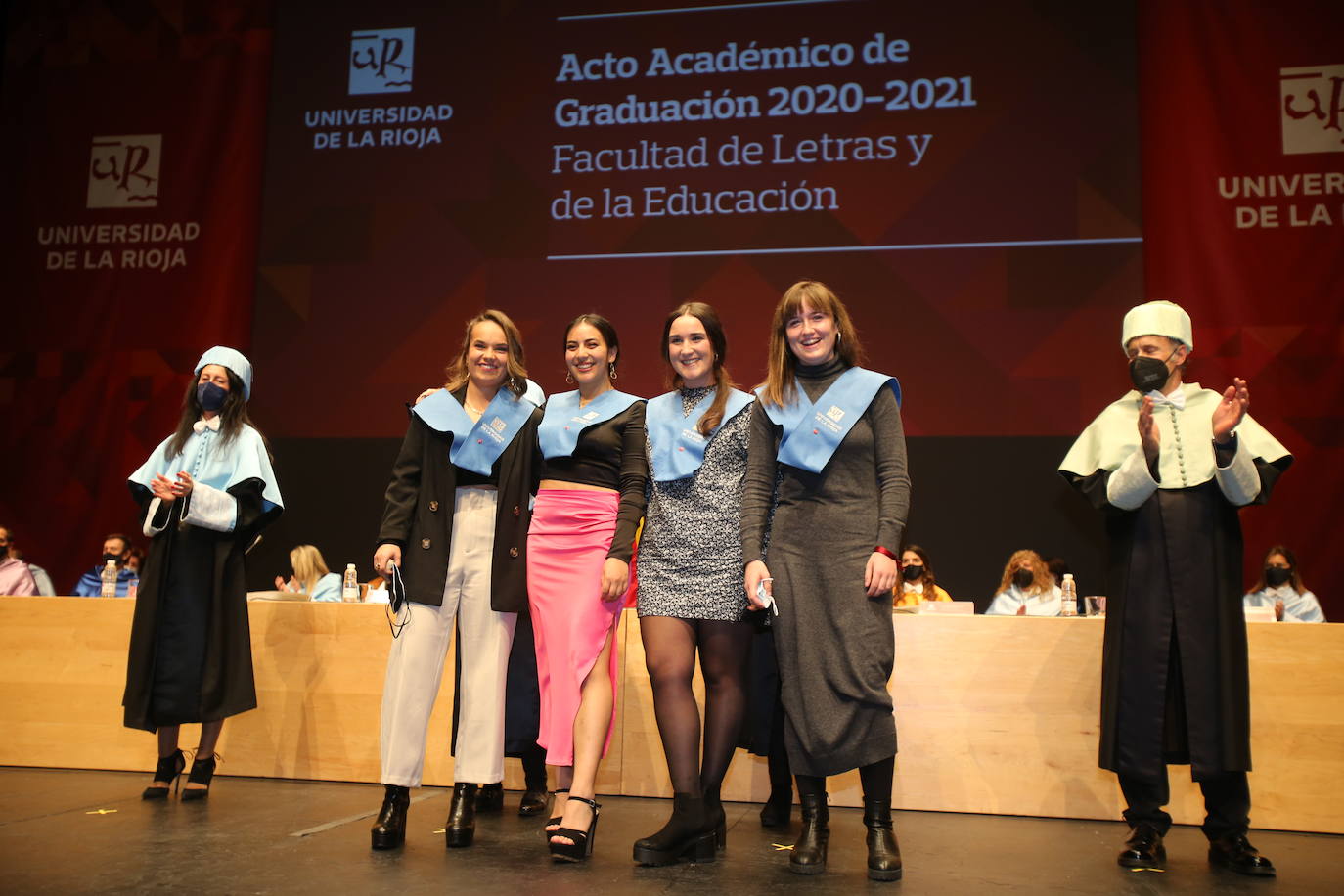 Alumnos de la Universidad de La Rioja de la tercera entrega de diplomas de los cinco grados de la Facultad de Letras y de la Educación