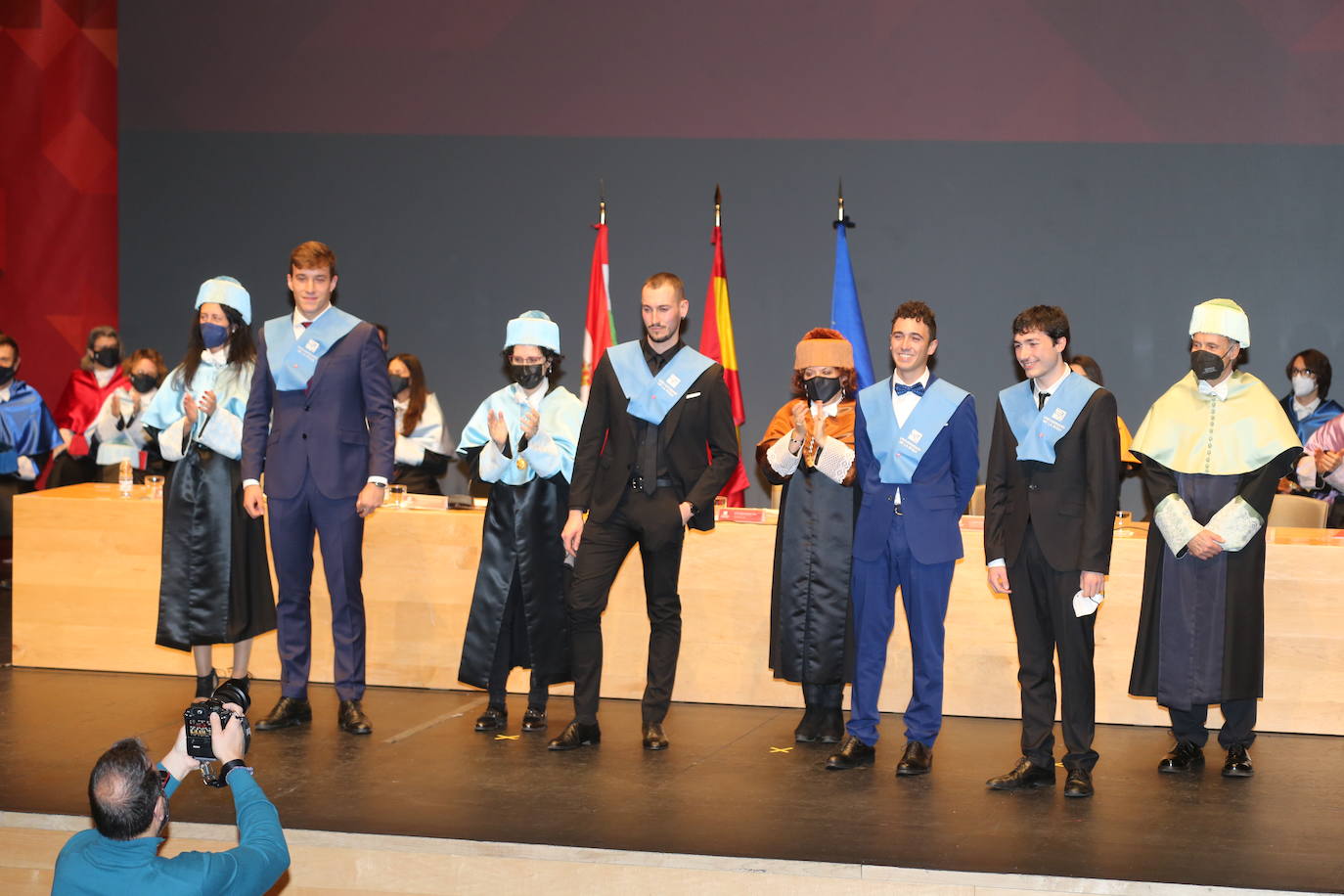 Alumnos de la Universidad de La Rioja de la tercera entrega de diplomas de los cinco grados de la Facultad de Letras y de la Educación