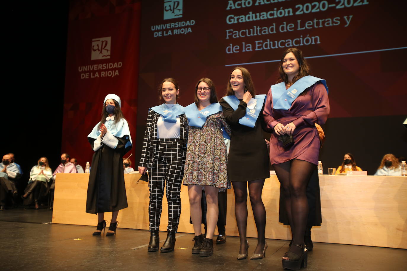 Alumnos de la Universidad de La Rioja de la tercera entrega de diplomas de los cinco grados de la Facultad de Letras y de la Educación