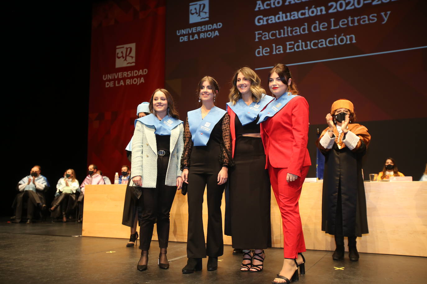 Alumnos de la Universidad de La Rioja de la tercera entrega de diplomas de los cinco grados de la Facultad de Letras y de la Educación