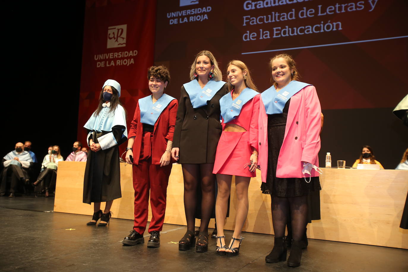 Alumnos de la Universidad de La Rioja de la tercera entrega de diplomas de los cinco grados de la Facultad de Letras y de la Educación