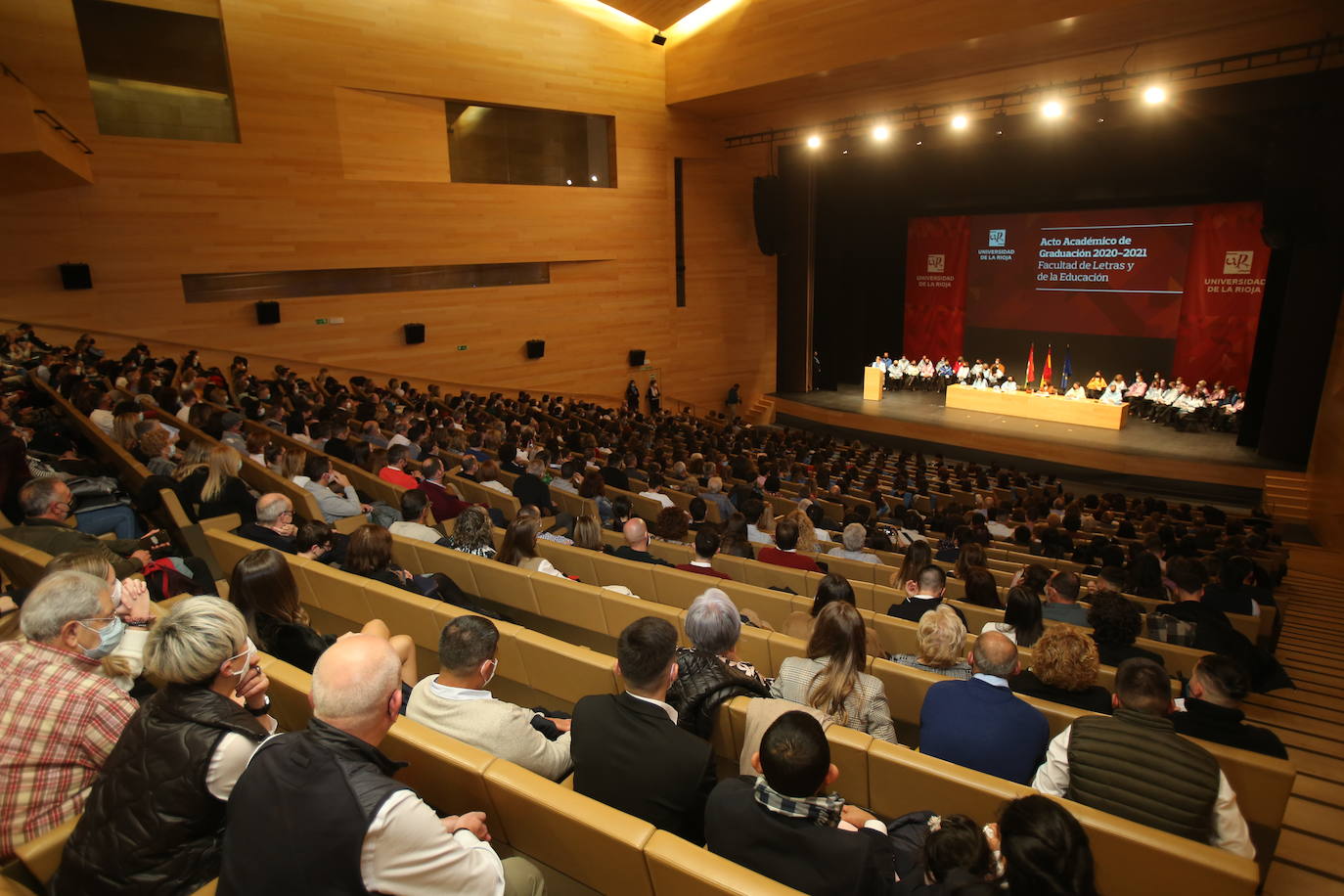 Alumnos de la Universidad de La Rioja de la tercera entrega de diplomas de los cinco grados de la Facultad de Letras y de la Educación