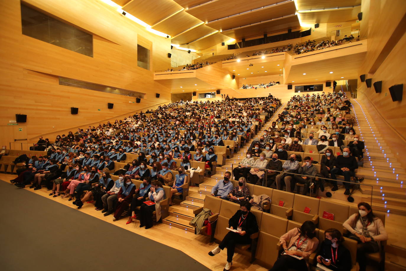 Alumnos de la Universidad de La Rioja de la tercera entrega de diplomas de los cinco grados de la Facultad de Letras y de la Educación