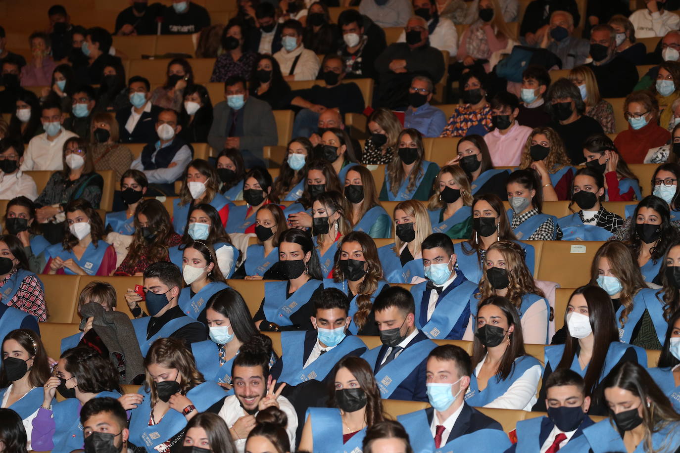 Alumnos de la Universidad de La Rioja de la tercera entrega de diplomas de los cinco grados de la Facultad de Letras y de la Educación