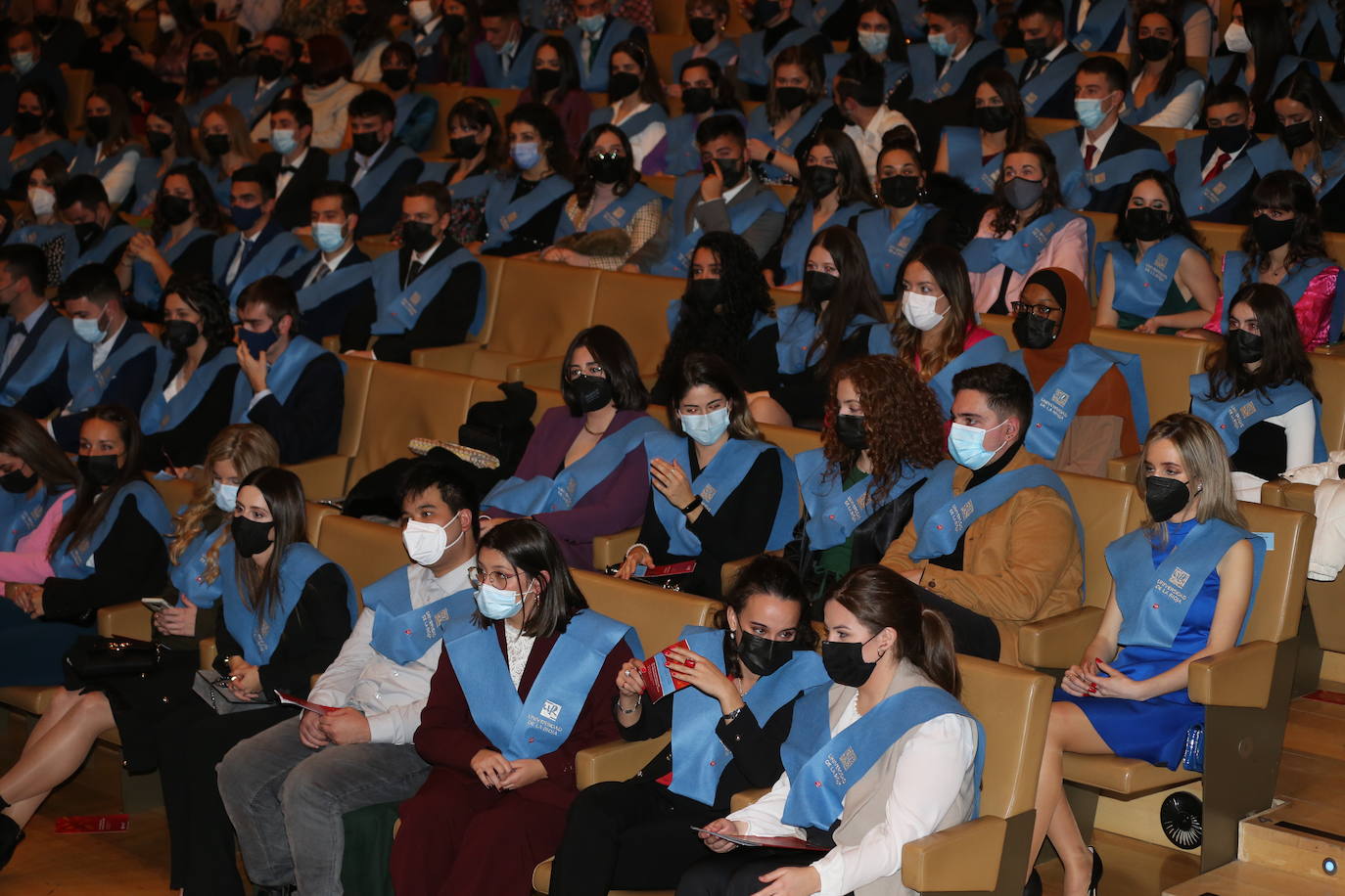 Alumnos de la Universidad de La Rioja de la tercera entrega de diplomas de los cinco grados de la Facultad de Letras y de la Educación