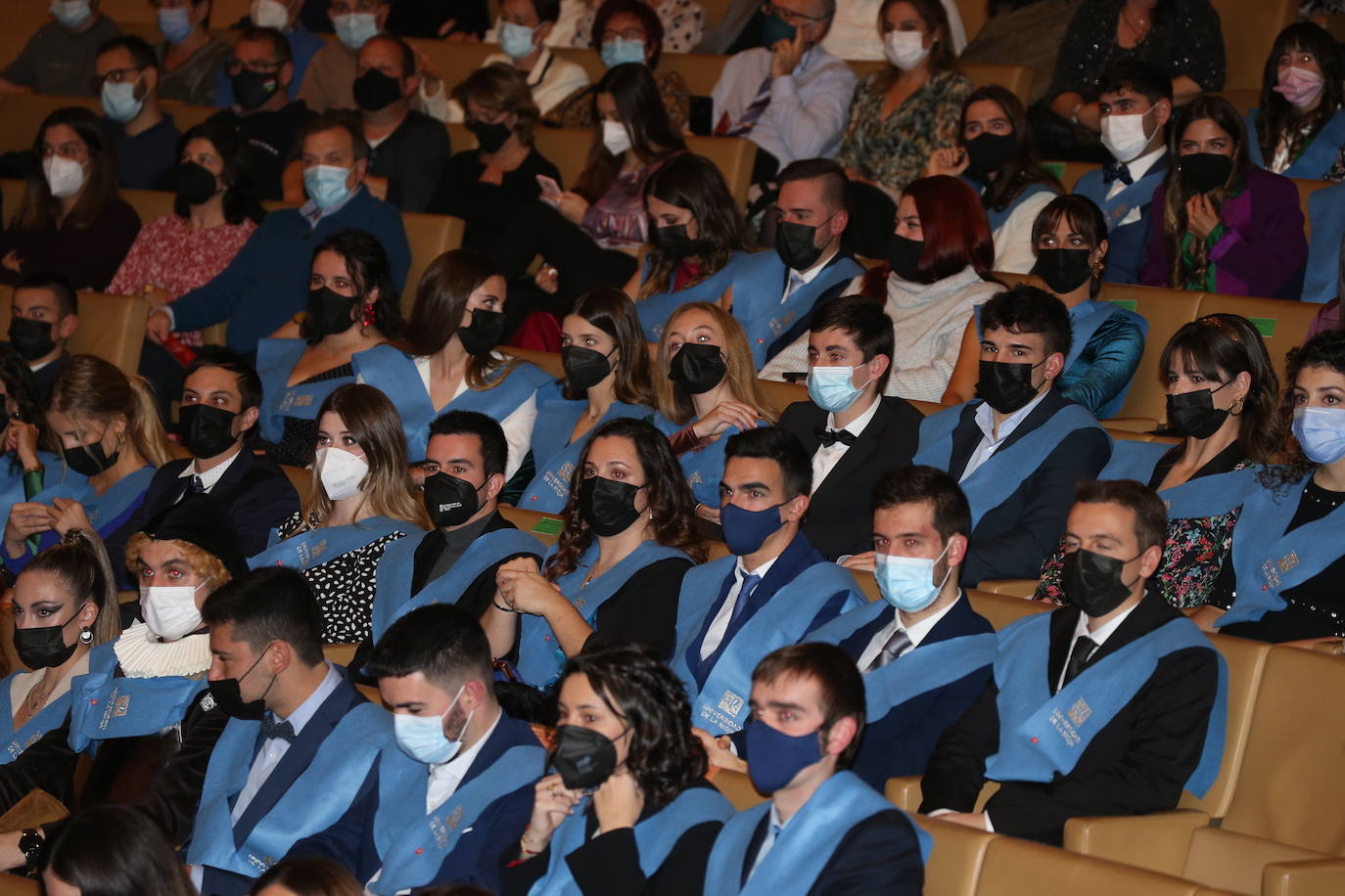 Alumnos de la Universidad de La Rioja de la tercera entrega de diplomas de los cinco grados de la Facultad de Letras y de la Educación