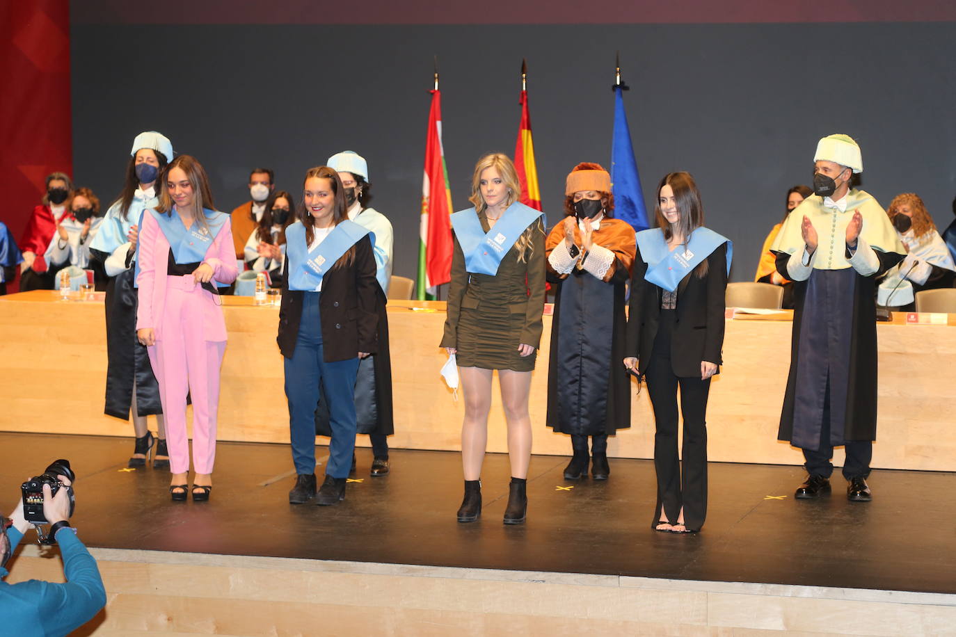 Alumnos de la Universidad de La Rioja de la tercera entrega de diplomas de los cinco grados de la Facultad de Letras y de la Educación