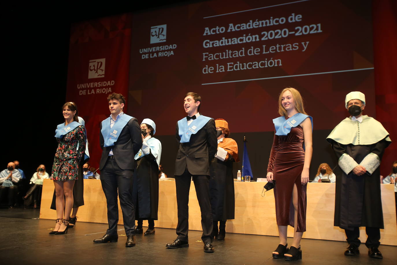 Alumnos de la Universidad de La Rioja de la tercera entrega de diplomas de los cinco grados de la Facultad de Letras y de la Educación