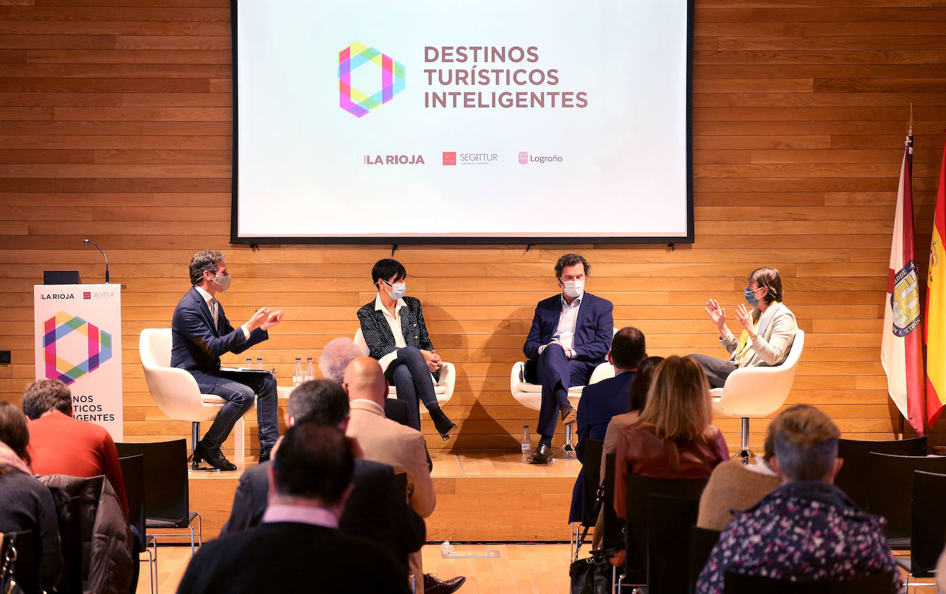 Jornada 'Destinos turísticos inteligentes', organizado por SEGITTUR (Sociedad Estatal de la Innovación y las Tecnologías Turísticas) y Diario La Rioja y con el patrocinio del Ayuntamiento de Logroño, que se ha desarrollado en el Espacio Lagares.