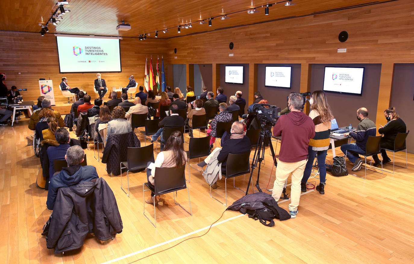 Jornada 'Destinos turísticos inteligentes', organizado por SEGITTUR (Sociedad Estatal de la Innovación y las Tecnologías Turísticas) y Diario La Rioja y con el patrocinio del Ayuntamiento de Logroño, que se ha desarrollado en el Espacio Lagares.