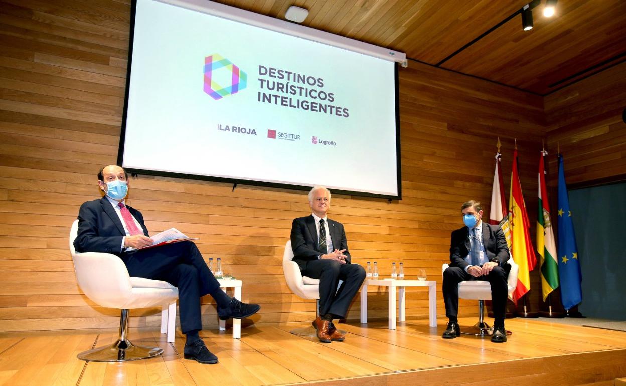 Prusén, Hermoso de Mendoza y Enrique Martínez, durante la charla. 