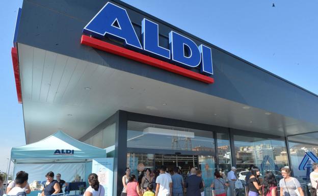 Clientes en la puerta de un supermercado Aldi en la Región en una imagen de archivo.