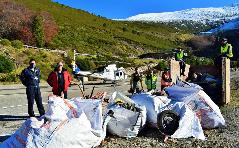 Los pilotos del helicóptero, bomberos forestales y el equipo de Enduro Ezcaray posan en Valdezaray tras finalizar la extracción de los sacos de residuos del barranco Rehoyo. 