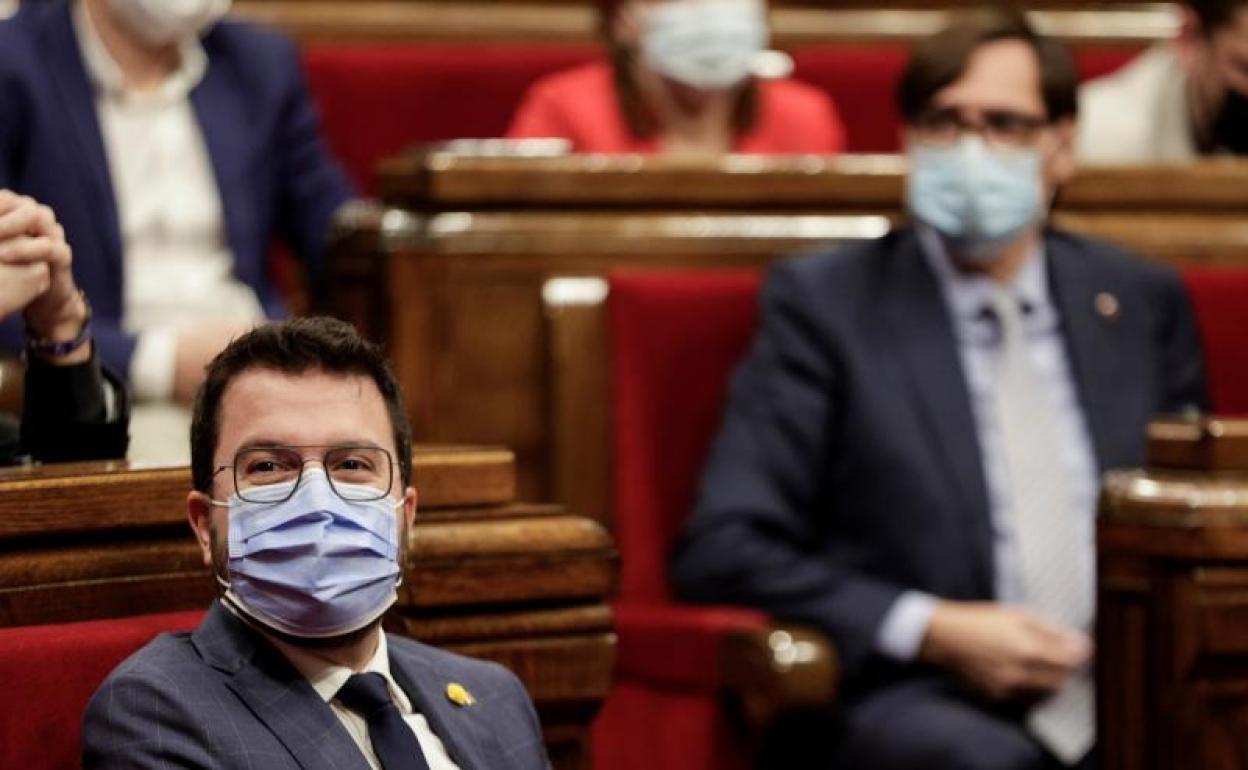 Pere Aragonès y Salvador Illa, en el Parlament. 