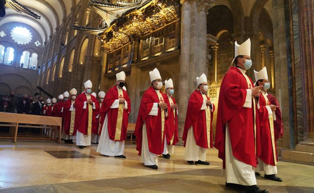 Los miembros de la Conferencia Episcopal particiaron este viernes en la misa del peregrino, en la Catedral de Santiago de Compostela, ciudad en la que celebran su asamblea plenaria.