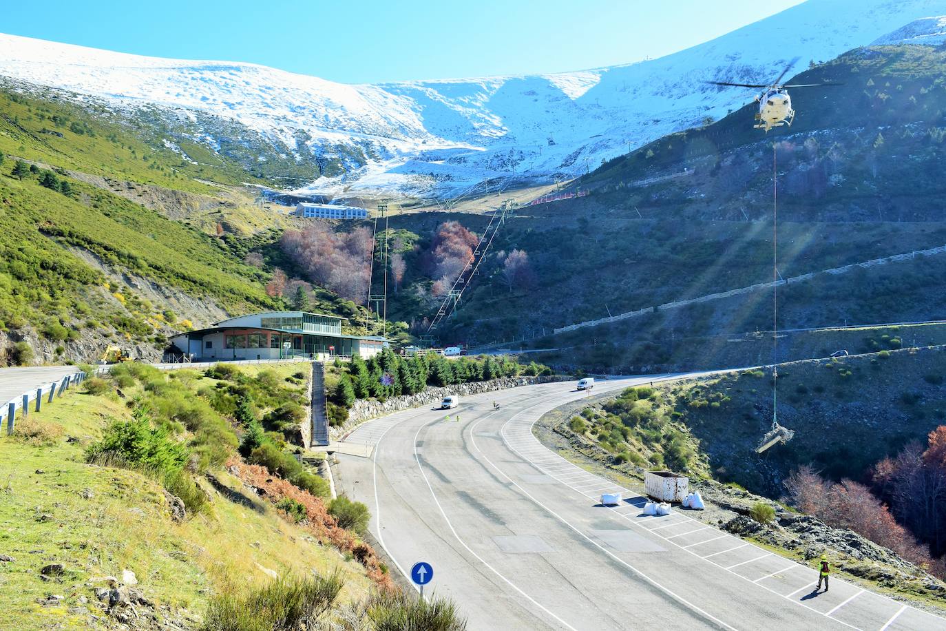 El helicóptero del Gobierno de La Rioja ayuda a culminar la retirada de residuos del barranco Rehoyo y de la avioneta estrellada en el 2005 en Ezcaray. 
