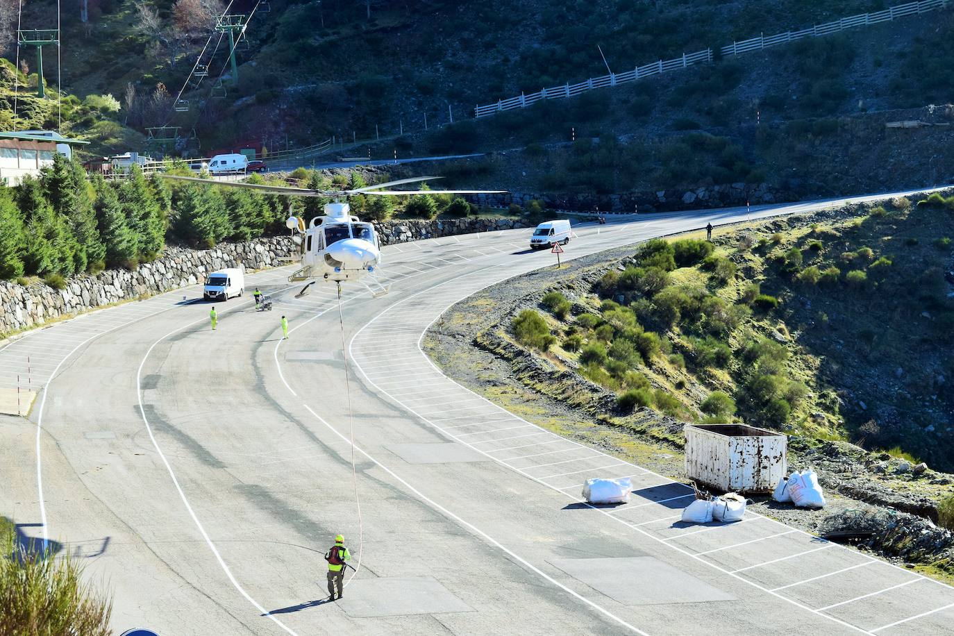El helicóptero del Gobierno de La Rioja ayuda a culminar la retirada de residuos del barranco Rehoyo y de la avioneta estrellada en el 2005 en Ezcaray. 