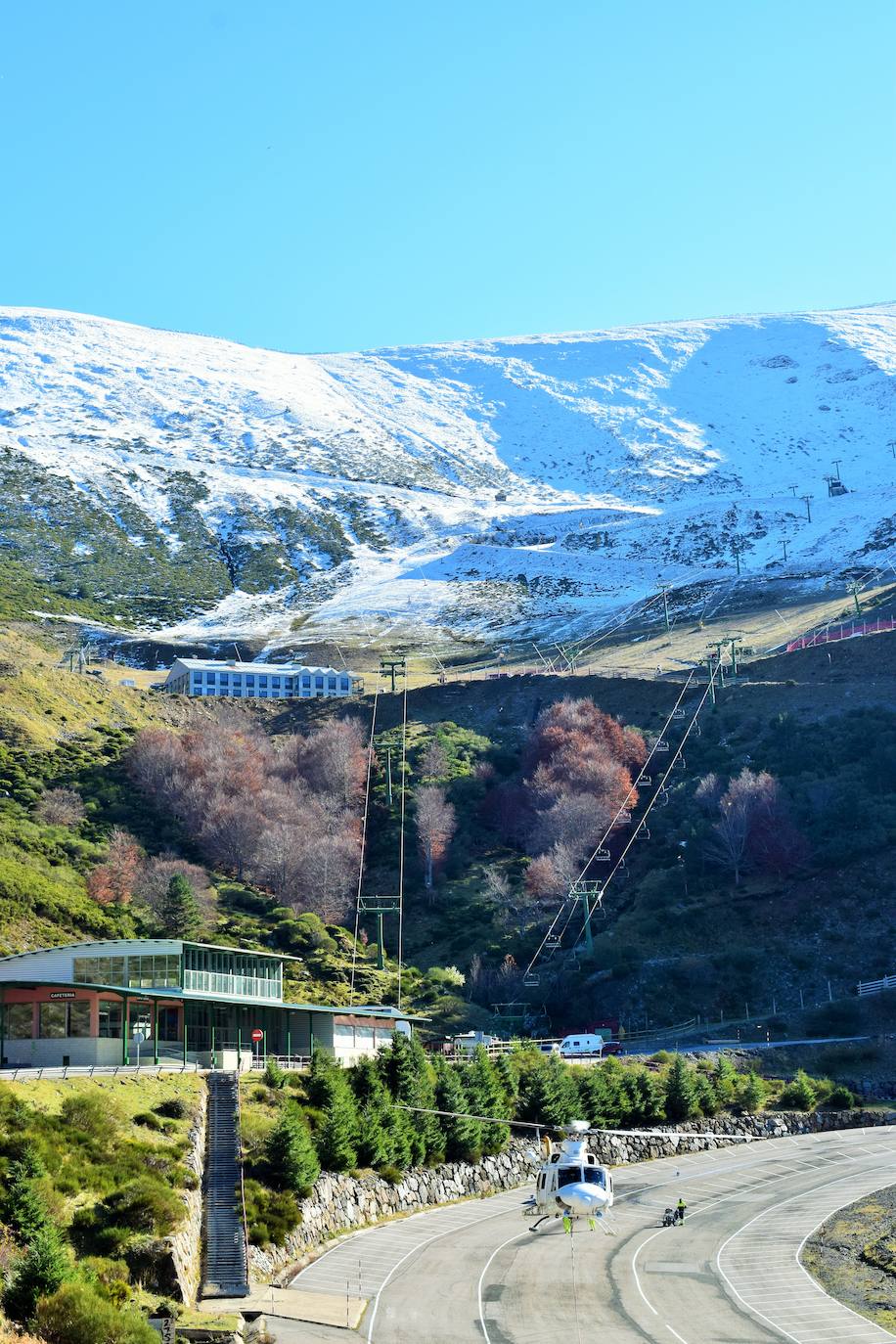 El helicóptero del Gobierno de La Rioja ayuda a culminar la retirada de residuos del barranco Rehoyo y de la avioneta estrellada en el 2005 en Ezcaray. 