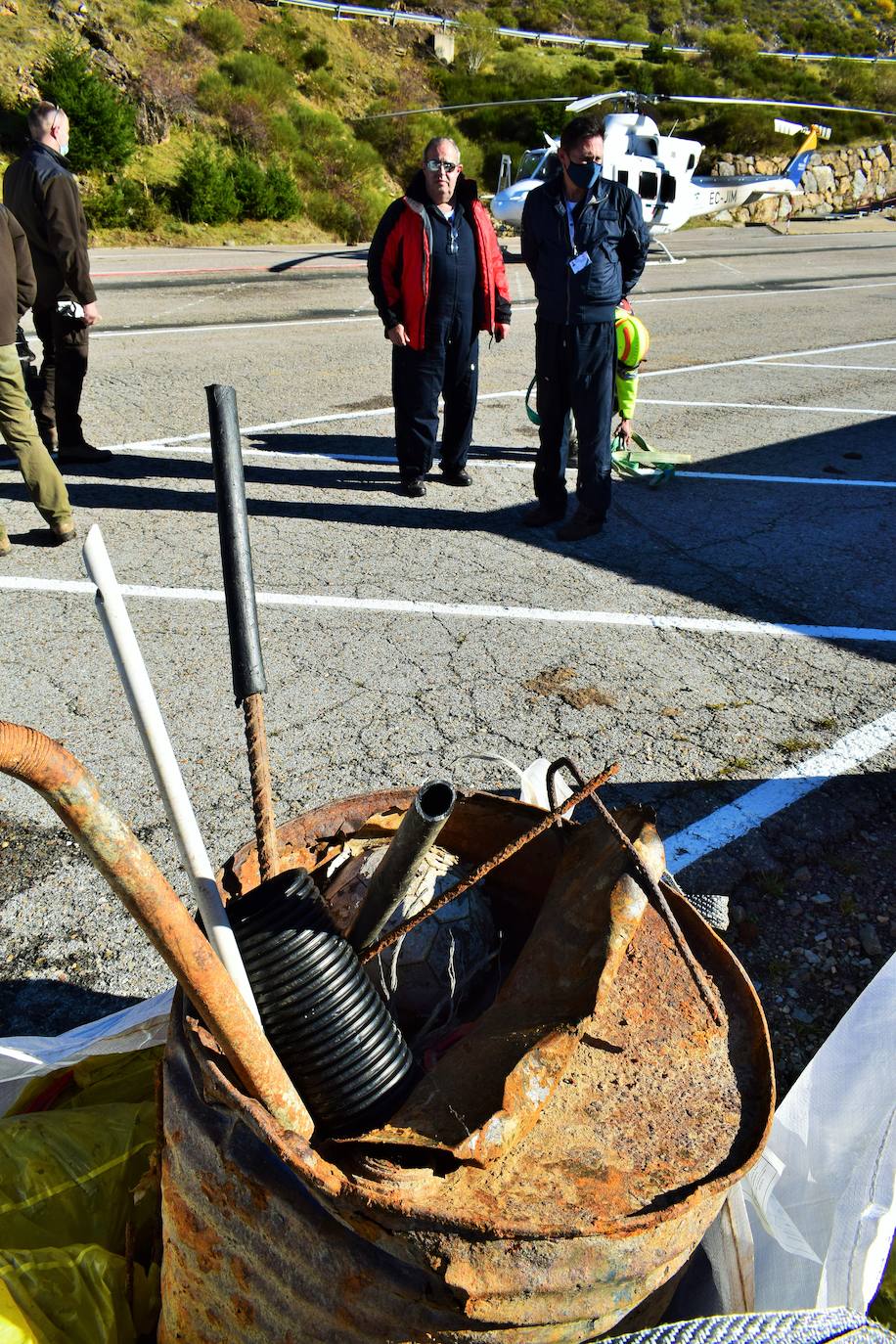 El helicóptero del Gobierno de La Rioja ayuda a culminar la retirada de residuos del barranco Rehoyo y de la avioneta estrellada en el 2005 en Ezcaray. 