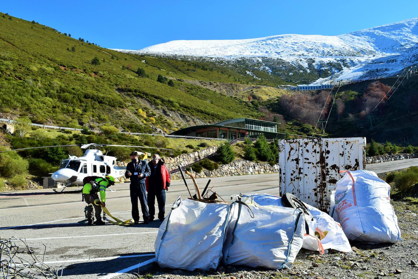 El helicóptero del Gobierno de La Rioja ayuda a culminar la retirada de residuos del barranco Rehoyo y de la avioneta estrellada en el 2005 en Ezcaray. 