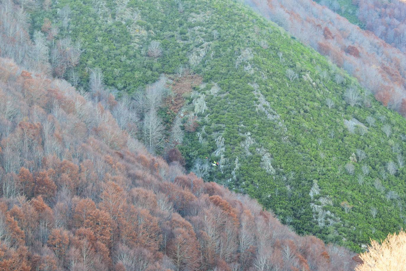 El helicóptero del Gobierno de La Rioja ayuda a culminar la retirada de residuos del barranco Rehoyo y de la avioneta estrellada en el 2005 en Ezcaray. 