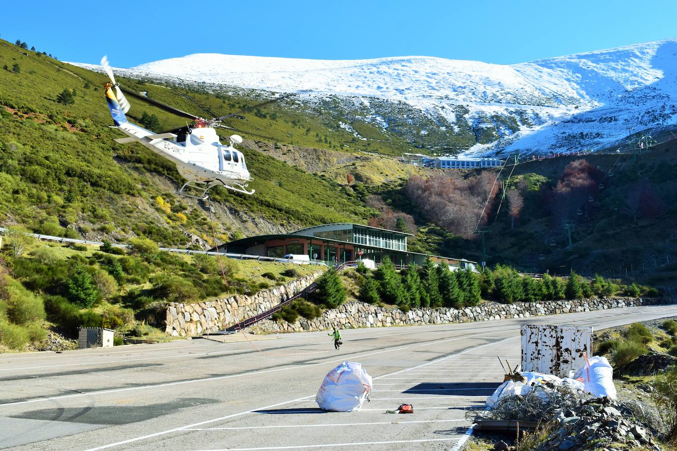 El helicóptero del Gobierno de La Rioja ayuda a culminar la retirada de residuos del barranco Rehoyo y de la avioneta estrellada en el 2005 en Ezcaray. 