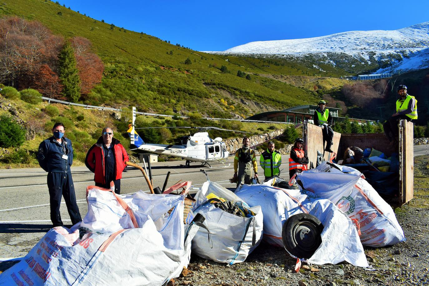 El helicóptero del Gobierno de La Rioja ayuda a culminar la retirada de residuos del barranco Rehoyo y de la avioneta estrellada en el 2005 en Ezcaray. 