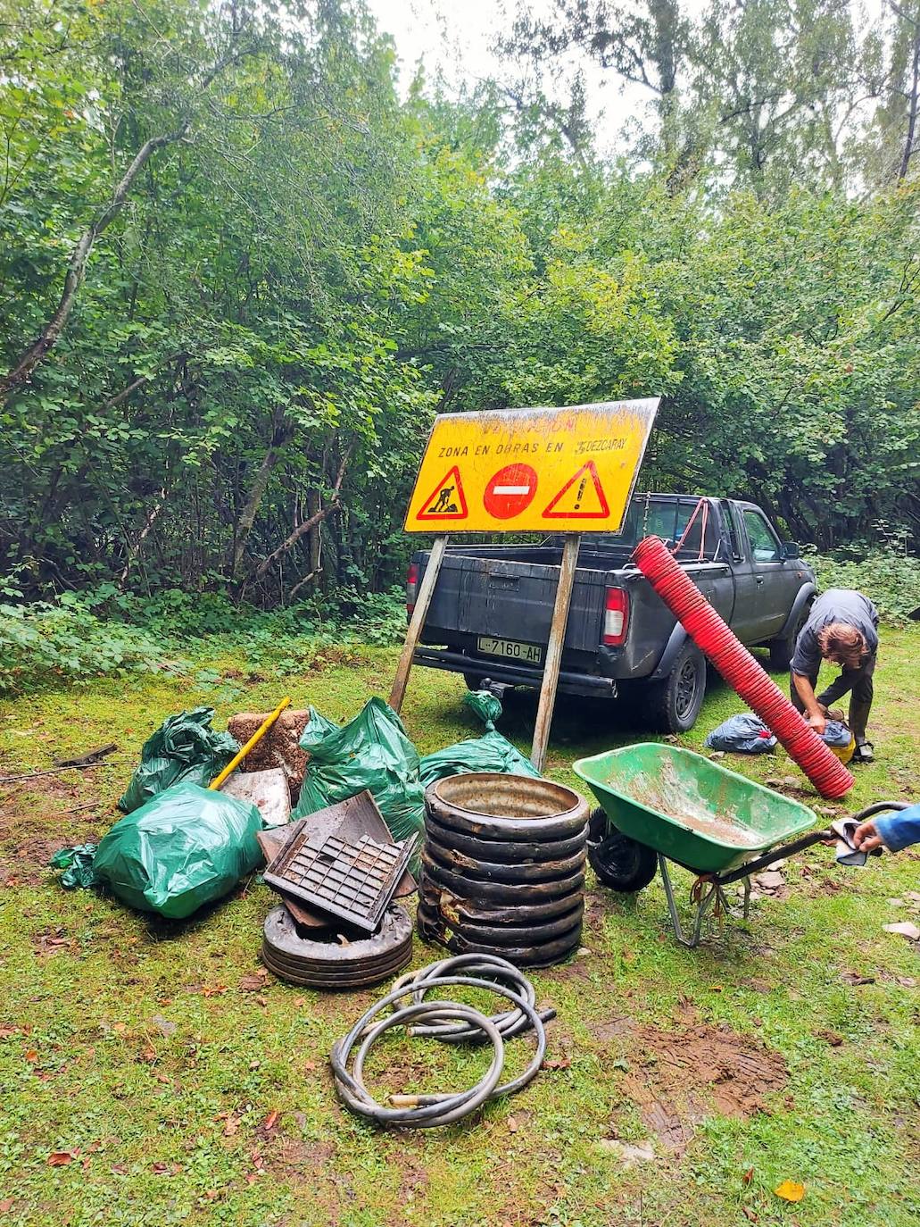 El helicóptero del Gobierno de La Rioja ayuda a culminar la retirada de residuos del barranco Rehoyo y de la avioneta estrellada en el 2005 en Ezcaray. 