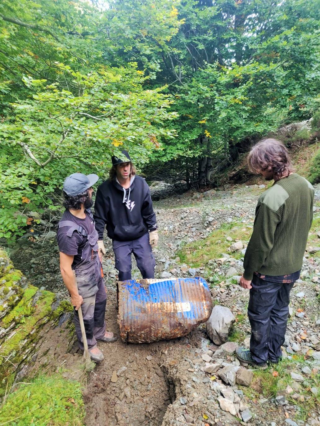 El helicóptero del Gobierno de La Rioja ayuda a culminar la retirada de residuos del barranco Rehoyo y de la avioneta estrellada en el 2005 en Ezcaray. 