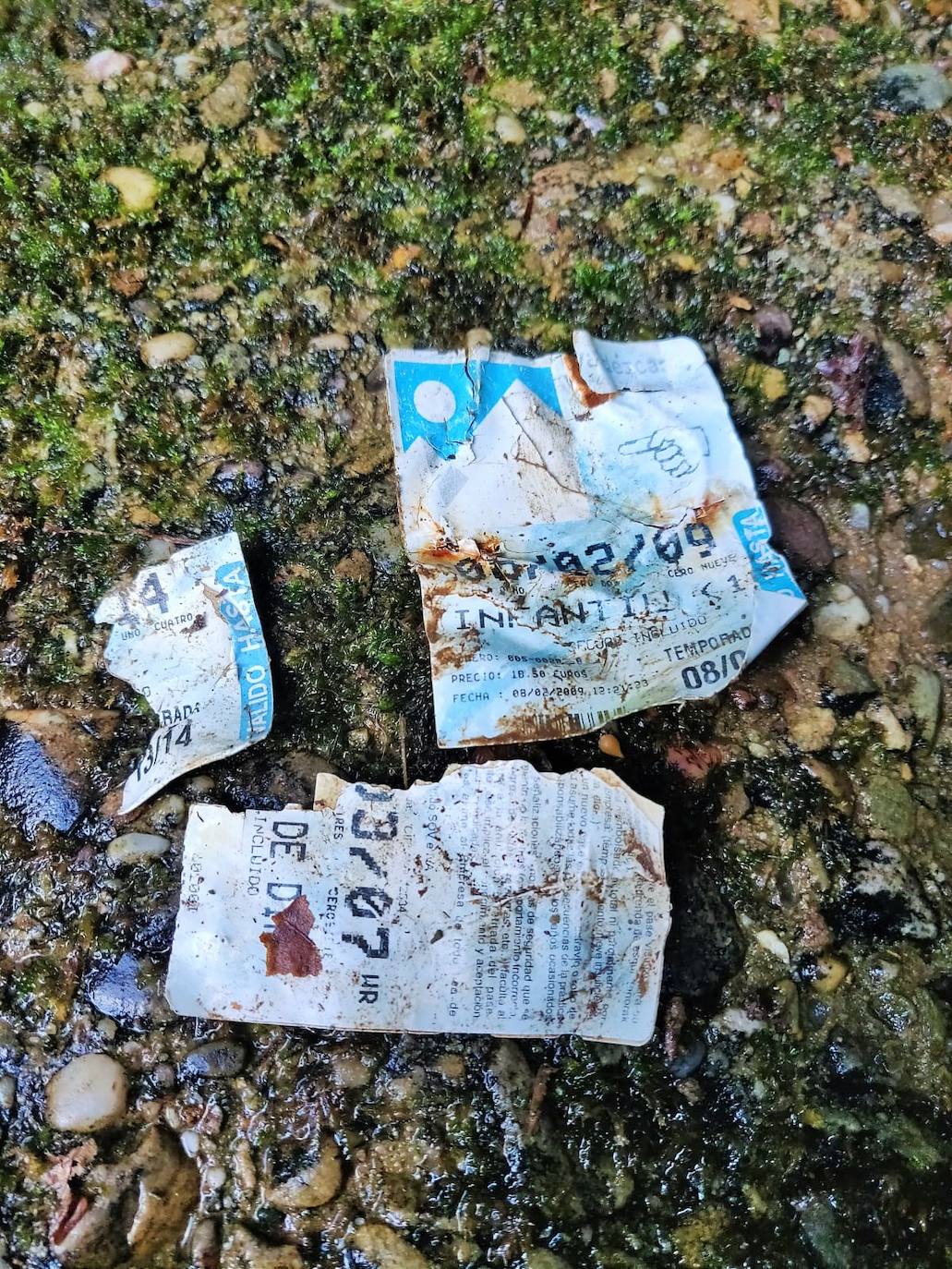 El helicóptero del Gobierno de La Rioja ayuda a culminar la retirada de residuos del barranco Rehoyo y de la avioneta estrellada en el 2005 en Ezcaray. 