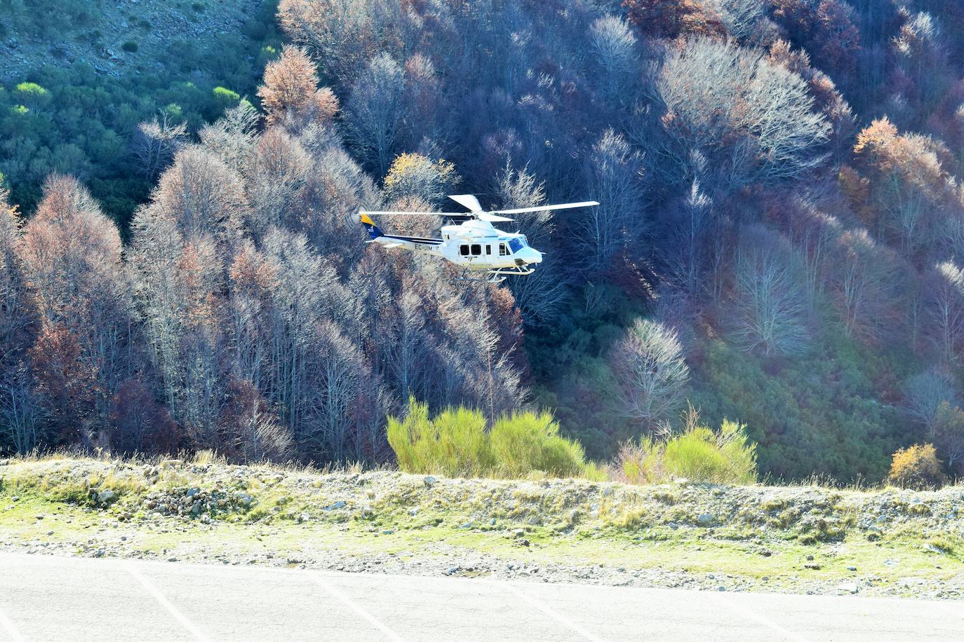 El helicóptero del Gobierno de La Rioja ayuda a culminar la retirada de residuos del barranco Rehoyo y de la avioneta estrellada en el 2005 en Ezcaray. 