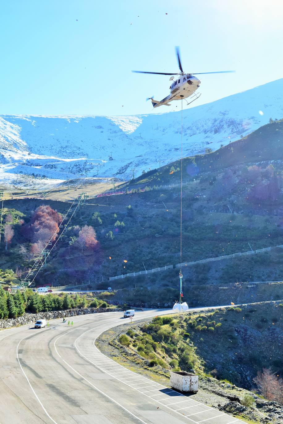 El helicóptero del Gobierno de La Rioja ayuda a culminar la retirada de residuos del barranco Rehoyo y de la avioneta estrellada en el 2005 en Ezcaray. 