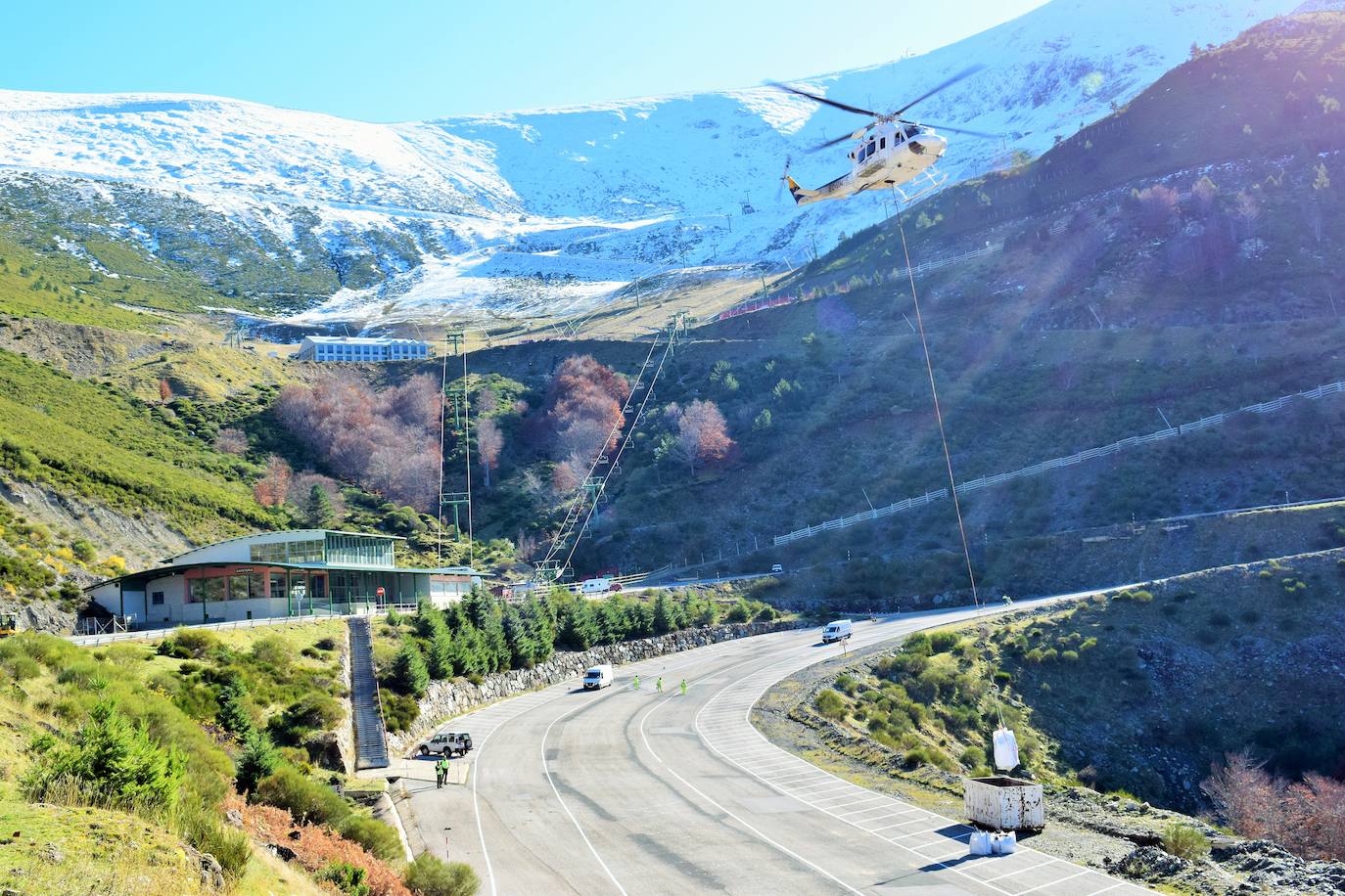 El helicóptero del Gobierno de La Rioja ayuda a culminar la retirada de residuos del barranco Rehoyo y de la avioneta estrellada en el 2005 en Ezcaray. 