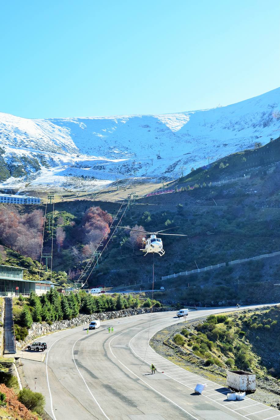 El helicóptero del Gobierno de La Rioja ayuda a culminar la retirada de residuos del barranco Rehoyo y de la avioneta estrellada en el 2005 en Ezcaray. 