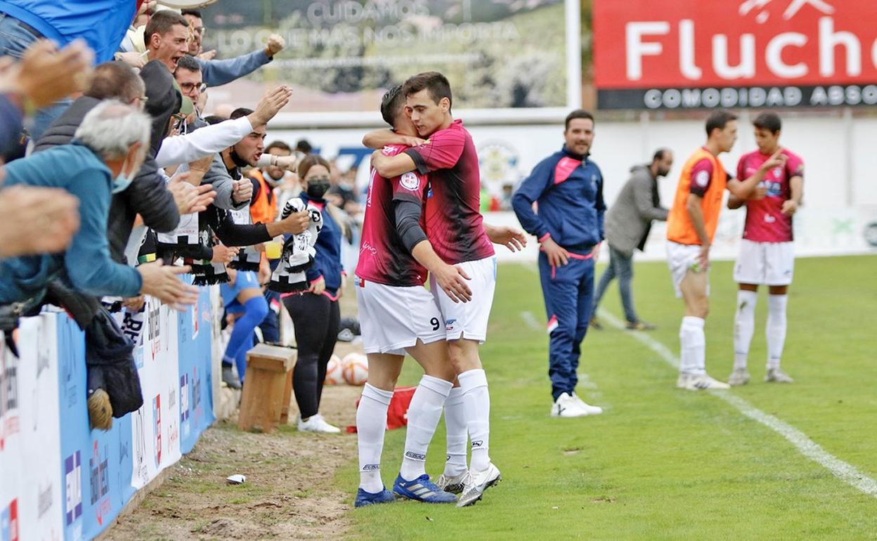 Manjón y Benito celebran el primer gol del Arnedo ante el Casalarreina. 