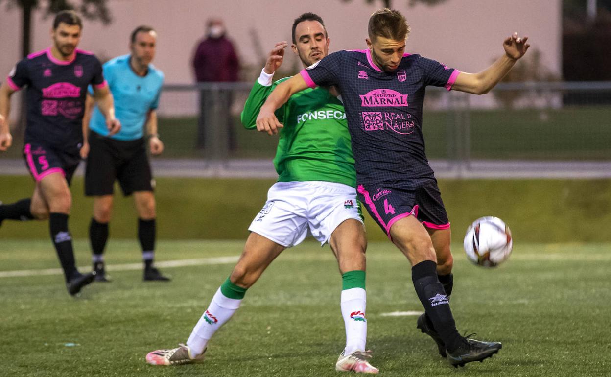 Eloy Blanco pugna por el balón con un rival. 