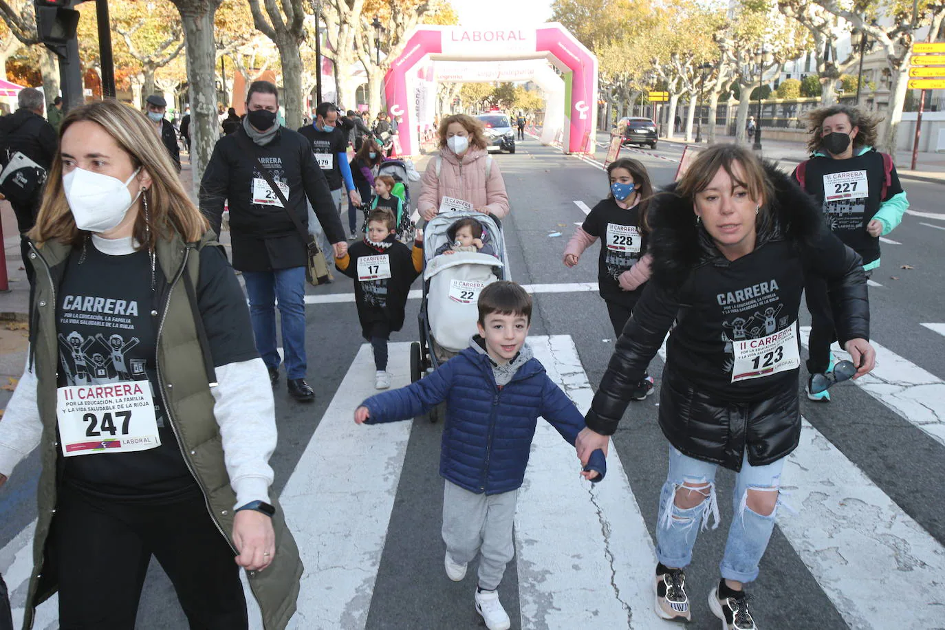 Unas 500 personas han participado esta mañana en la II Carrera por la Educación, la Familia y la Vida Saludable. 