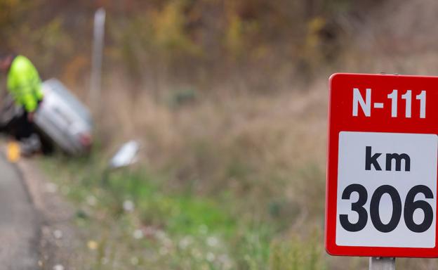 Imagen principal - Fallece en la N-111 una vecina de Viguera al salirse de la vía su coche y chocar con una arqueta