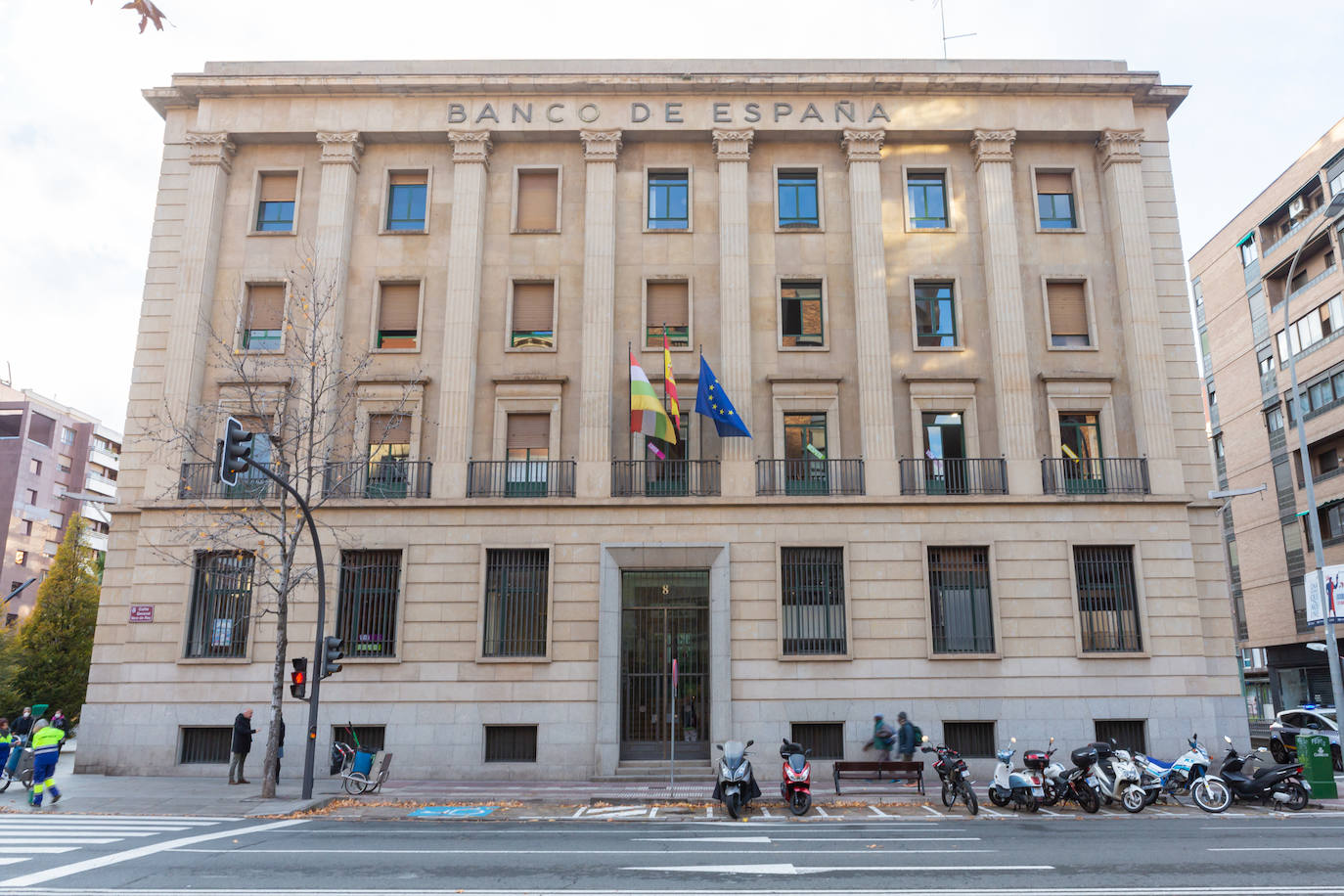 El regio edificio que ocupó el Banco de España en Logroño pervive sobre un complicado equilibrio entre el sentido de su origen y los actuales usos. 