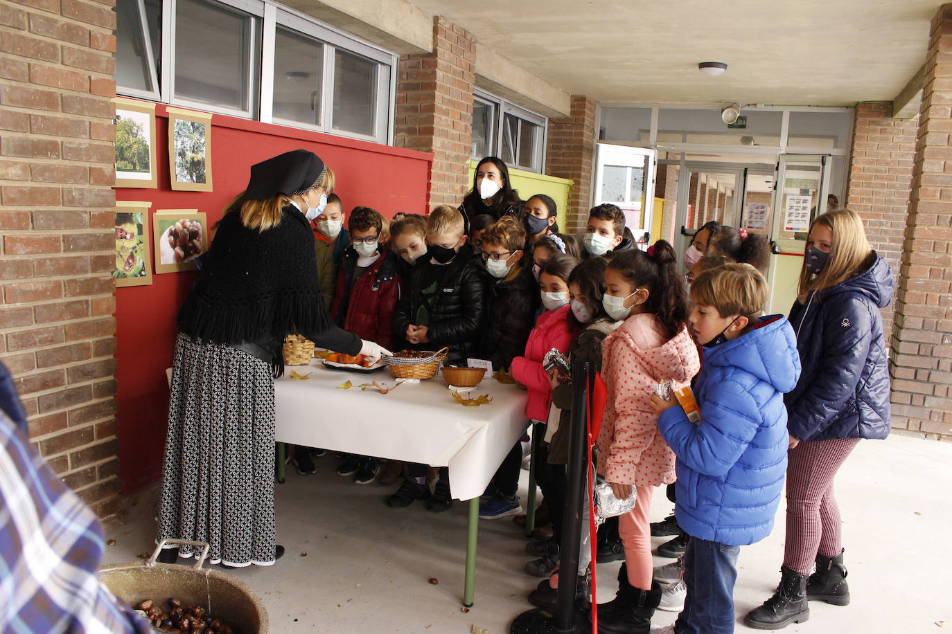 Los alumnos del colegio público Antonio Delgado Calvete de Arnedo disfrutaron este viernes de la tradicional castañada, celebración promovida por la Asociación de Madres y Padres de Alumnos. 