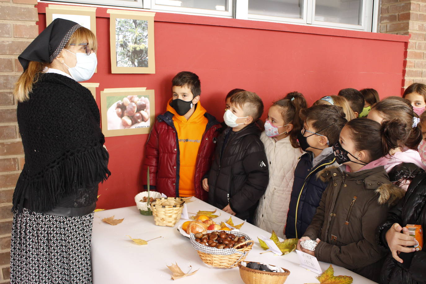 Los alumnos del colegio público Antonio Delgado Calvete de Arnedo disfrutaron este viernes de la tradicional castañada, celebración promovida por la Asociación de Madres y Padres de Alumnos. 