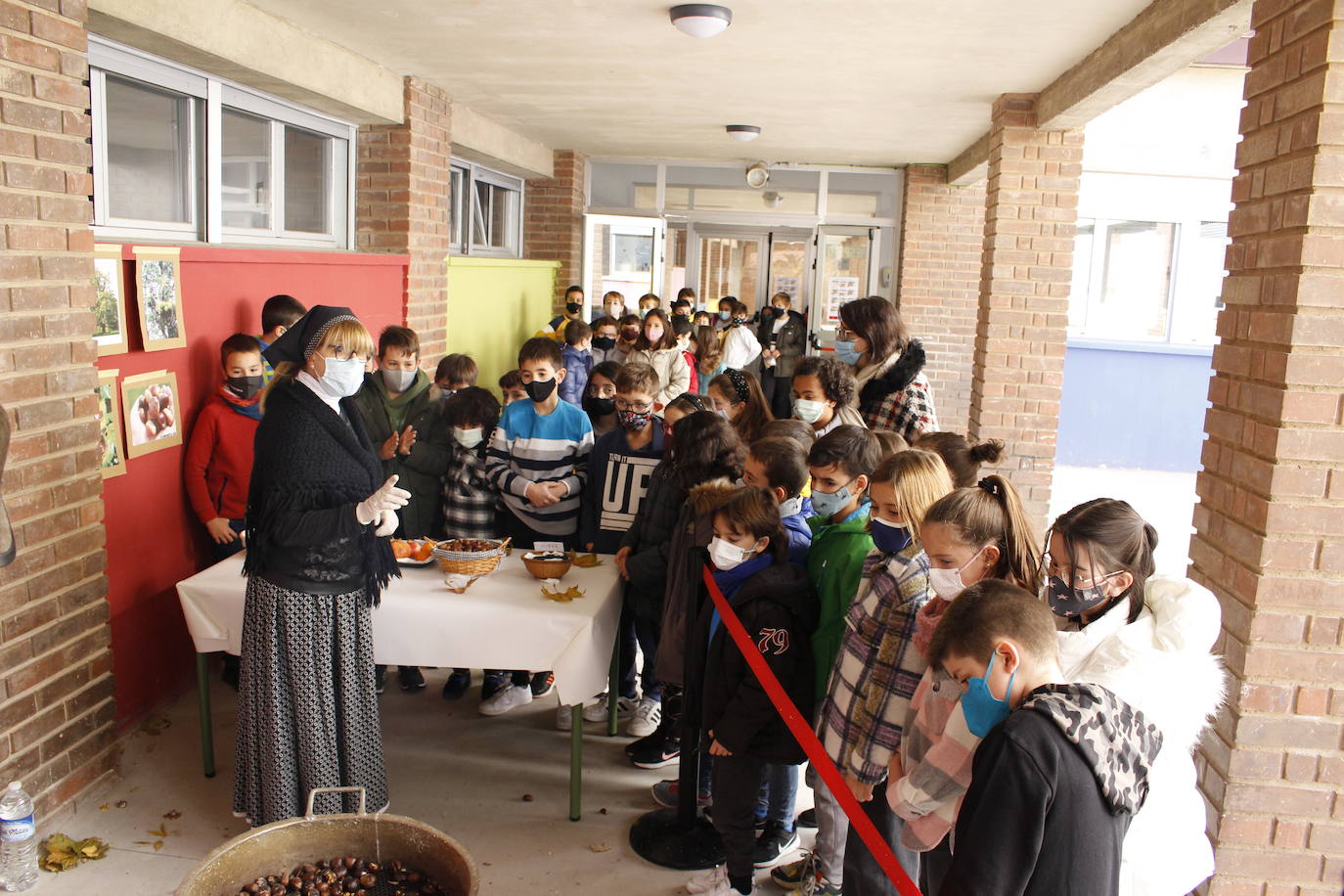 Los alumnos del colegio público Antonio Delgado Calvete de Arnedo disfrutaron este viernes de la tradicional castañada, celebración promovida por la Asociación de Madres y Padres de Alumnos. 