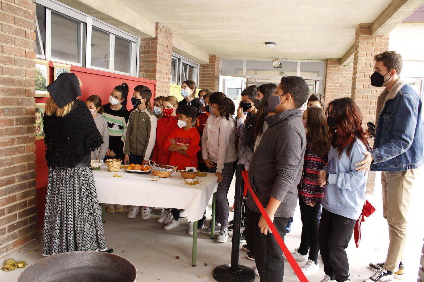 Los alumnos del colegio público Antonio Delgado Calvete de Arnedo disfrutaron este viernes de la tradicional castañada, celebración promovida por la Asociación de Madres y Padres de Alumnos. 