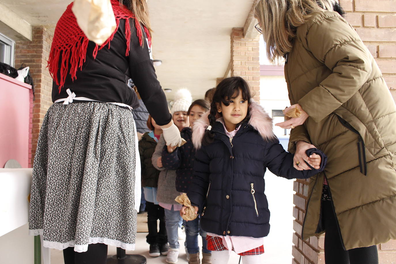 Los alumnos del colegio público Antonio Delgado Calvete de Arnedo disfrutaron este viernes de la tradicional castañada, celebración promovida por la Asociación de Madres y Padres de Alumnos. 