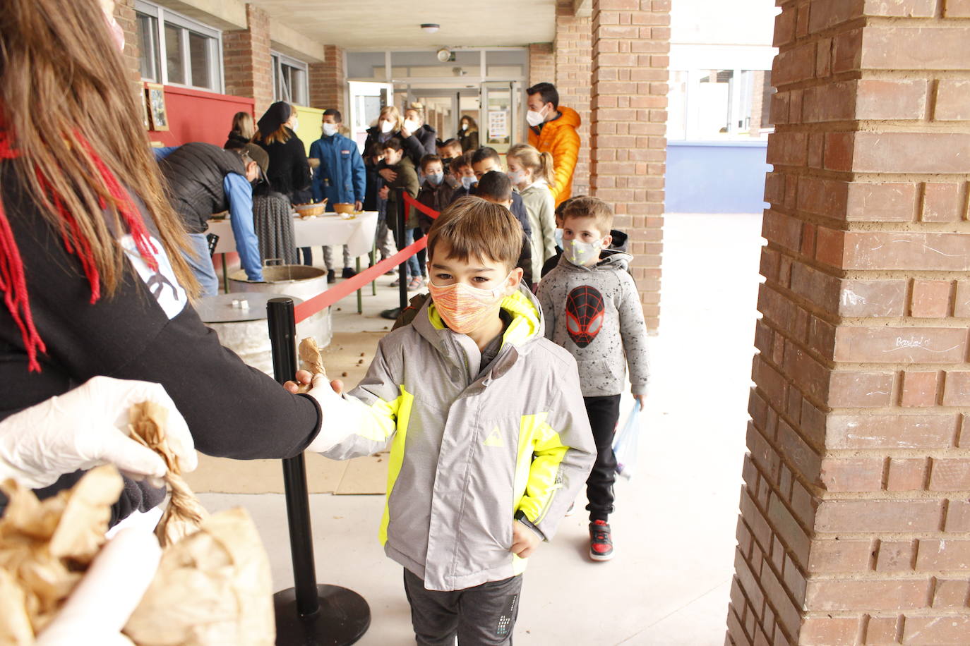 Los alumnos del colegio público Antonio Delgado Calvete de Arnedo disfrutaron este viernes de la tradicional castañada, celebración promovida por la Asociación de Madres y Padres de Alumnos. 