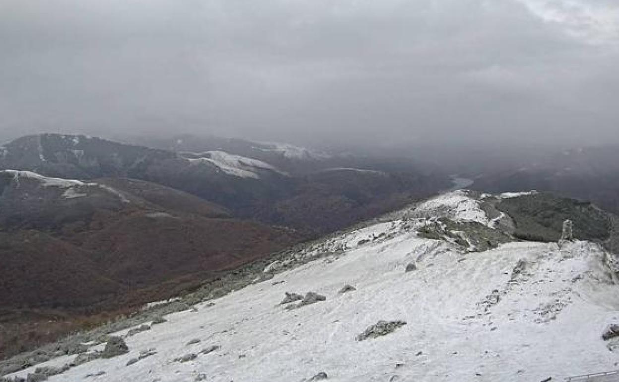 La cumbre de Urbaña en la que podía verse este lunes los primeros compos de nieve. 